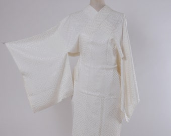 Vintage lined white silk nagajuban with an overall sayagata design - mitake 119, yuki 63, sode-take: 46