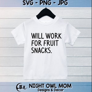 以下が含まれることがあります： 黒い文字で「WILL WORK FOR FRUIT SNACKS.」と書かれた白いTシャツ