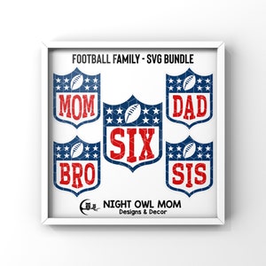 Può includere: Un set di cinque file SVG con design a tema calcistico per una famiglia. I design includono le parole "Mamma", "Papà", "Sei", "Fratello" e "Sorella" in uno schema di colori rosso e blu, che ricorda una maglia da calcio.