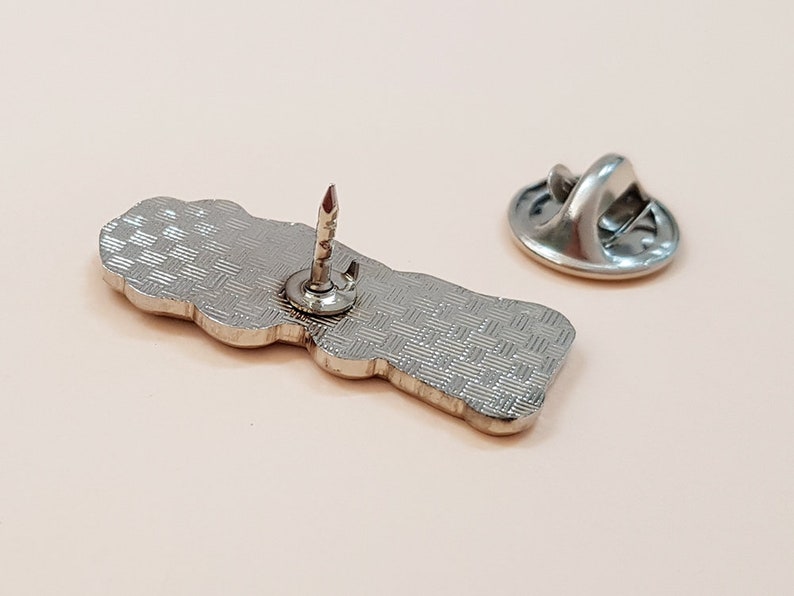 Une main en fer dans un gant de velours pinbadge Etsy