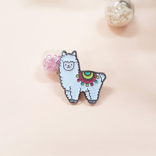 Alpaca pin-badge (white)