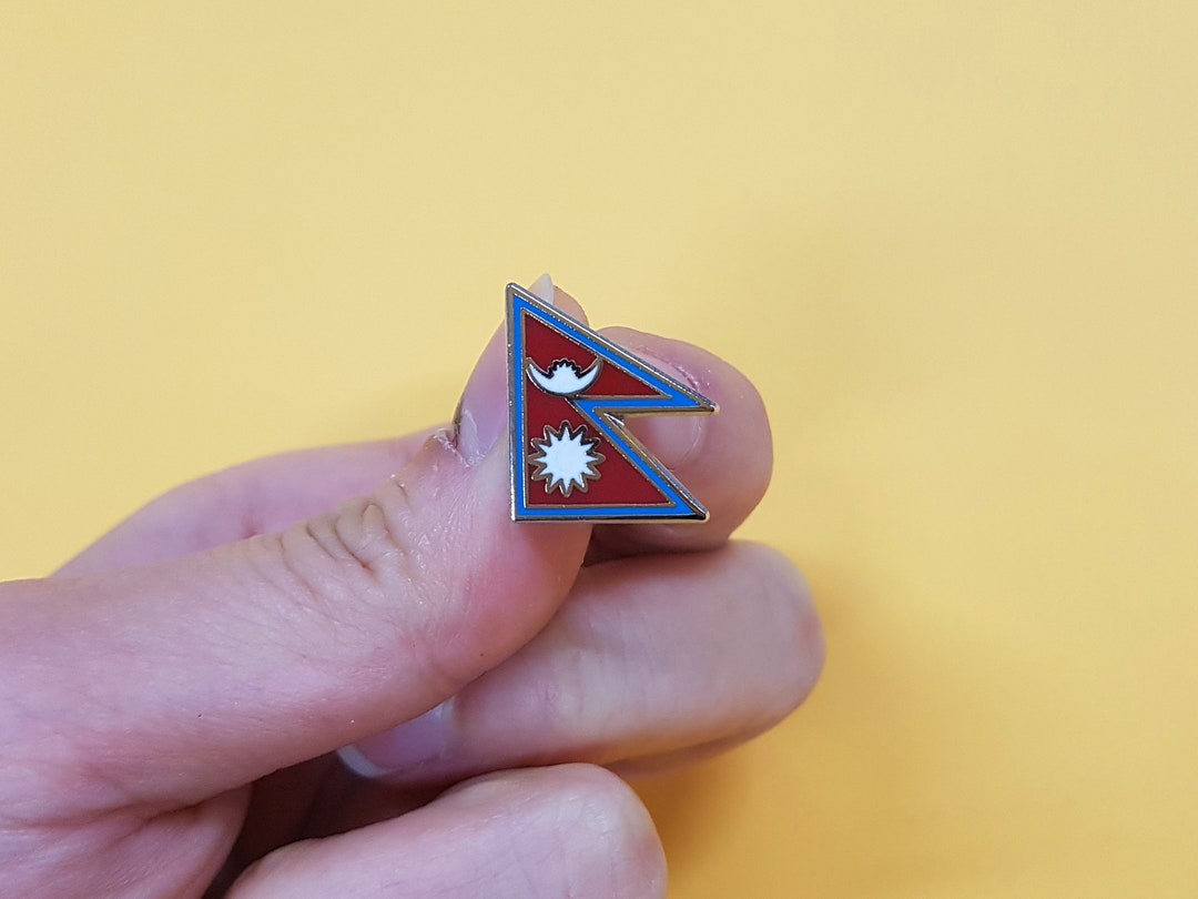 Pin's Badge Métal Drapeau Népal – Taille 2,4x1,8 Cm – Attache Papillon – Sans Nickel Ni Plomb