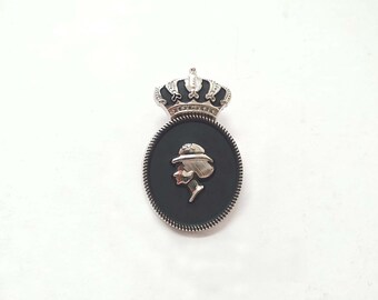 Black cameo crown pin badge