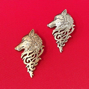 Wolf pin badge