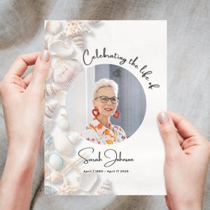 Plantilla editable de Canva para programa de funeral en la playa / Tamaños A4 y Carta (EE. UU.), plegado en un folleto de 4 páginas / Celebración de la vida en la playa / Tema de conchas