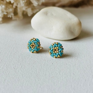 Orecchini a perno con perline color oro turchese, orecchini con perline Miyuki, orecchini a bottone con perline natalizie, orecchini a bottone delicati