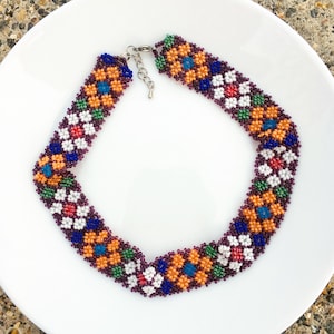 Halsband med blommigt pärlhalsband, bred choker med uttalande pärlor, ukrainsk tyskland