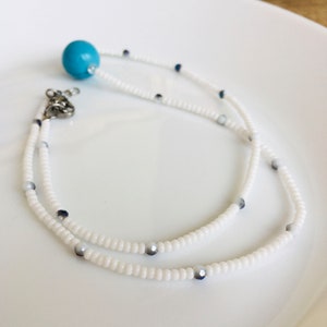 Gargantilla de cuentas blancas con piedra preciosa turquesa, elegante gargantilla de cuentas, delicado collar con piedra de nacimiento