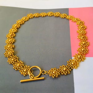 Blommigt pärlhalsband – Halsband med seed bead-knapp i vintagestil