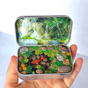 Diorama de un estanque de koi en miniatura: minijardín, caja de mentas recicladas, diorama de peces en el agua, escena natural en una caja