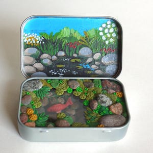 Diorama de estanque de carpas en miniatura: minijardín, pintura en miniatura, caja de mentas reutilizada, diorama de peces en el agua, escena de la naturaleza en una caja