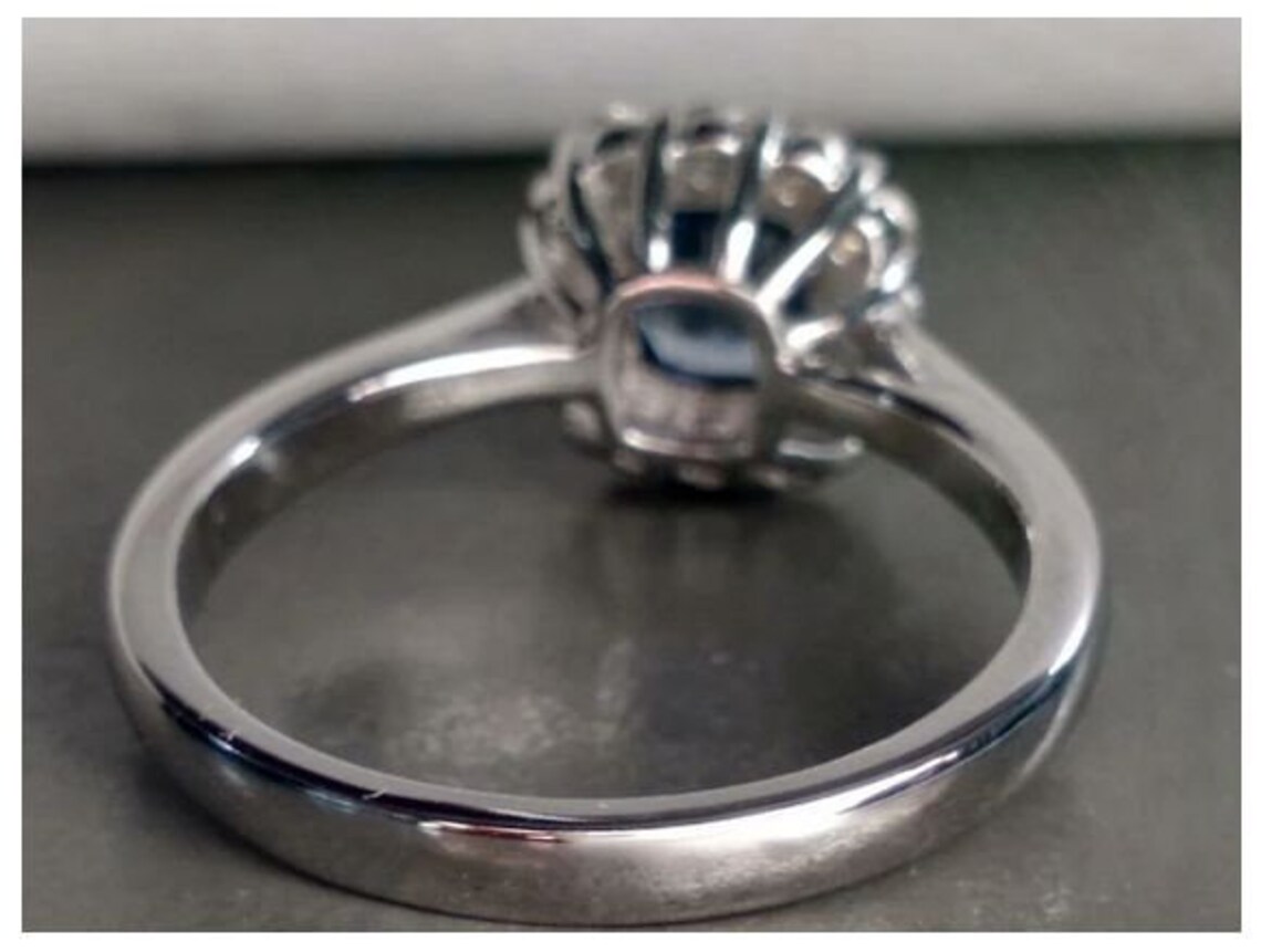 Anillo de 18 ct de oro blanco azul zafiro y diamante