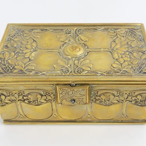 ARTS & CRAFTS Scatola per sigarette in ottone, circa 1900