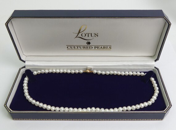 A FINE CULTURED Pearl 41 Cm Necklace With A 9ct Clasp - 18 Grams