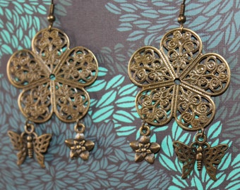 Blüten Ohrringe - Bronzefarbene Blumen und Schmetterlinge für verspielte Steampunk-Feen