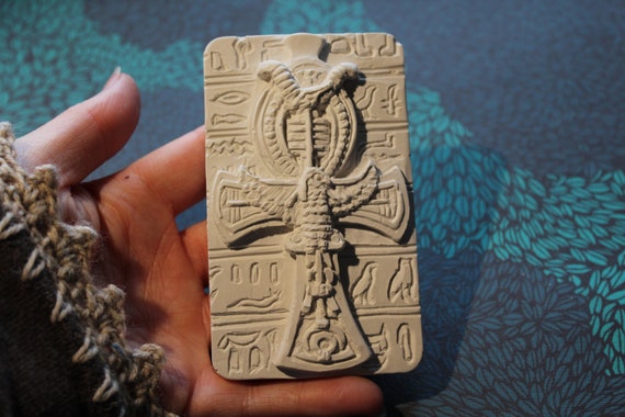 Keramin Ankh - Anch mit Falke, Udjat, Schen-Ring und Was-Zepter vor Hieroglyphen für Kemet Altäre als Dekoration oder zum Bemalen