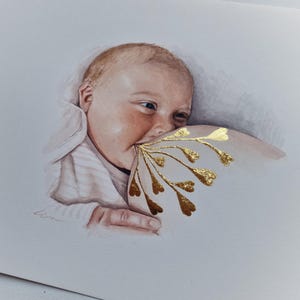 Può includere: Un dipinto ad acquerello su carta che raffigura un bambino che allatta, con un'illustrazione a ramo in foglia d'oro sovrapposta sull'area del petto. Il bambino è avvolto in un panno chiaro e l'opera include una piccola firma nell'angolo.