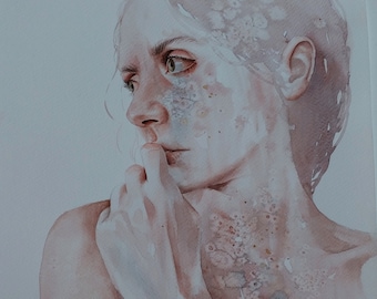 Puede incluir: Una pintura de acuarela de una persona con una tez pálida y una expresión pensativa. La cara y el cuerpo de la persona están cubiertos de delicados patrones florales de color marrón claro y blanco.