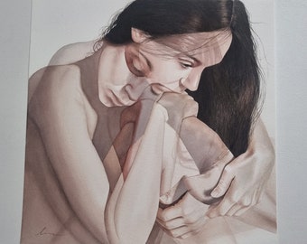 Puede incluir: Una pintura al agua de una persona con el pelo largo y oscuro, sentada con los brazos envueltos alrededor de sí misma. La pintura está hecha en tonos marrones y beige.