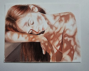 Puede incluir: Una pintura de acuarela de una mujer con cabello largo y castaño, acostada de lado con la cabeza apoyada en el brazo. El rostro de la mujer está parcialmente oculto por su cabello, y la luz de una ventana proyecta sombras sobre su cuerpo.
