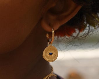Aros con forma de moneda de mal de ojo - Aros con forma de moneda de mal de ojo con lapislázuli bañados en oro - Aros con forma de moneda de mal de ojo - Artesanales y éticos