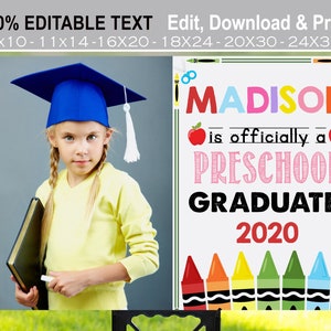 Puede incluir: Un cartel de graduación con el texto "MADISON is officially a PRESCHOOL GRADUATE! 2020" en letras de colores. El cartel presenta una manzana roja, una pancarta rosa de graduado de preescolar y una fila de lápices de colores.