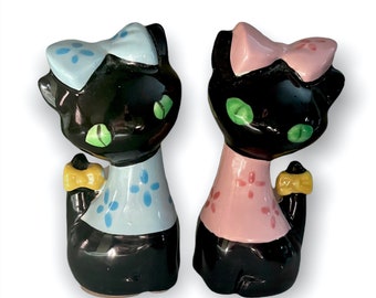 Saleros y pimenteros antropomórficos de gatos negros con lazos (Japón)