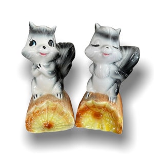 Kissing Skunks on Logs Salt &Pepper Shakers Mid Century Japan Anthropomorphic