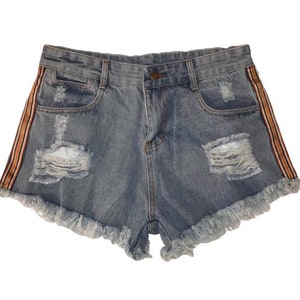 Könnte beinhalten: Hellblaue Jeans-Shorts mit ausgefransten Kanten und Destroyed-Details. Die Shorts haben orange und weiße Streifen an den Seiten.