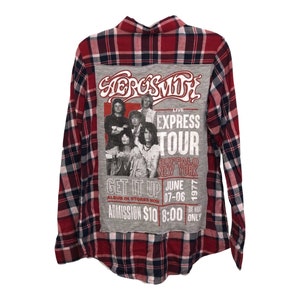 Könnte beinhalten: Aerosmith-Band-T-Shirt mit rotem, weißem und marineblauem Karomuster. Das Shirt hat ein graues Panel mit dem Namen der Band und Tourdetails, darunter "EXPRESS TOUR BUFFALO NEW YORK 1977".