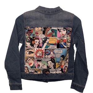 Puede incluir: Chaqueta vaquera azul con un diseño de panel de cómic en la espalda. Los paneles presentan mujeres en varias poses con bocadillos. La chaqueta tiene un cuello clásico, cierre de botón y mangas largas.