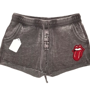 Schnür-Sweatshorts mit gesticktem rotem Zungen-Patch
