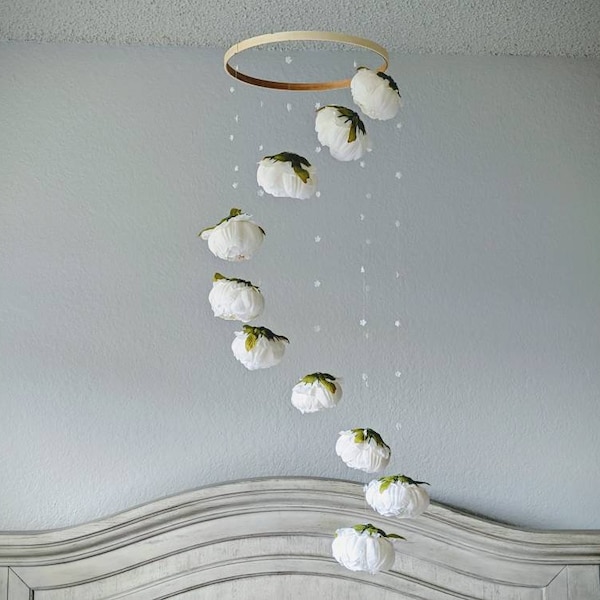 Móvil de peonías blancas para bebé: decoración floral hecha a mano para habitación infantil