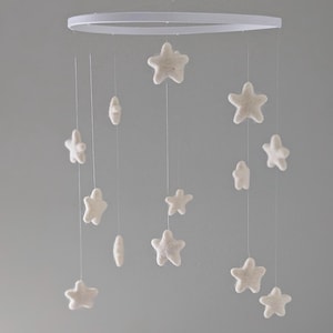 Móvil de estrella pequeña para bebé en color crema - Móvil infantil de fieltro suave - Móvil de cuna corto con temática nocturna - Decoración de cielo nocturno para bebé - Decoración infantil estrellada