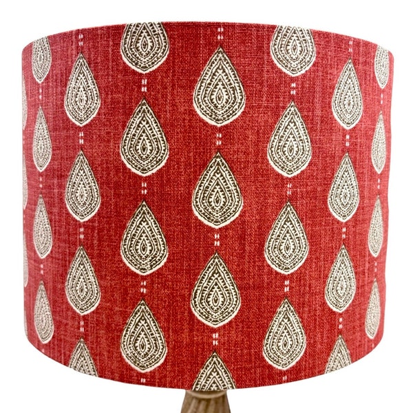 20cm Durchmesser drum Schatten iliv Indo pimento rote Stoff 100% Baumwolle. Geeignet für Lampen- oder Deckenbefestigung aus nachhaltig gewonnenem Stoff
