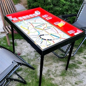 Tavolo da gioco versatile in legno nero: gambe personalizzabili, coperchio portaoggetti, perfetto per giochi da tavolo, carte e puzzle,