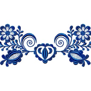 Könnte beinhalten: Symmetrisches Stickdesign mit blauen Blumen- und Scroll-Elementen auf weißem Hintergrund. Das Design umfasst stilisierte Blumen, Blätter und Wirbelmuster, die eine dekorative Bordüre oder Verzierung bilden.