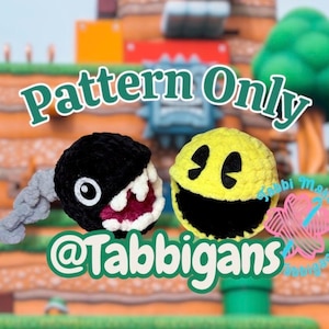 Puede incluir: Dos juguetes de peluche tejidos a ganchillo que incluyen un Chain Chomp negro con dientes blancos y una cadena gris, y un personaje Pac-Man amarillo con boca negra. El texto Pattern Only y @Tabbigans está superpuesto en blanco y verde.