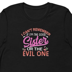 Puede incluir: Camiseta negra con texto rosa que dice "No recuerdo si soy la buena hermana o la mala".