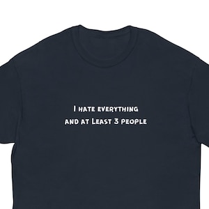 Camiseta clásica unisex divertida, odio todo y al menos a 3 personas