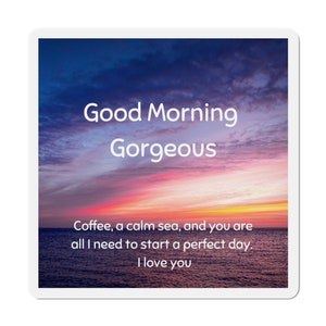 Imanes de nevera con notas de amor náutico, buenos días, hermoso café, un mar en calma y tú eres todo lo que necesito para comenzar un día perfecto. Te amo.