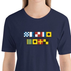 Nauti Girl épelé avec des drapeaux de signalisation T-shirt unisexe à manches courtes, cadeau pour les plaisanciers, chemise de plaisance
