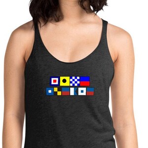 Puede incluir: Camiseta sin mangas gris oscuro con cuello redondo. La parte superior presenta un diseño de banderas de señales náuticas de colores en el pecho. Las banderas son de varias formas y colores, incluyendo rojo, azul, amarillo y blanco.