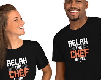 Ontspan de chef-kok is hier unisex grappig t-shirt met korte mouwen, cadeau voor chef-kok, cadeau voor oma, cadeau voor hem cadeau voor haar