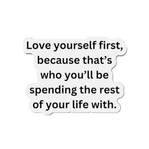 以下が含まれることがあります： 白地に黒と白のテキストで、「自分をまず愛しなさい。なぜなら、あなたの人生を過ごすのはあなた自身だからです。」と書いてあります。