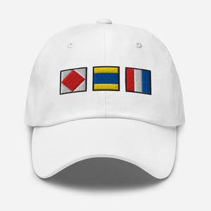 Peut inclure: Casquette de baseball blanche avec trois drapeaux de signalisation brodés. Les drapeaux présentent des couleurs rouge, jaune, bleu et blanc. La casquette a une visière incurvée et un bouton sur le dessus, adaptée au port décontracté.