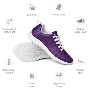 Può includere: Scarpe da ginnastica viola con lacci bianchi e suola bianca. Le scarpe hanno una fodera traspirante, un colletto imbottito e una chiusura con lacci sul davanti. Le scarpe sono leggere e comode.