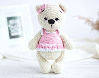 Plüschbärchen-Mädchen im rosa Kleid. Geschenk für Baby Mädchen zum Geburtstag.
