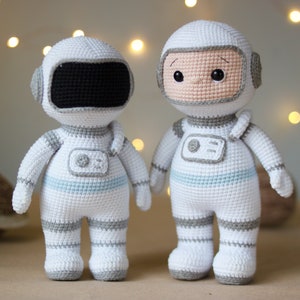 Modèle au crochet ASTRONAUT en anglais. Amigurumi Spaceman avec la planète. DIY cosmonaute.