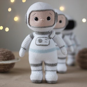 ASTRONAUT crochet pattern in English. Amigurumi Spaceman with the planet. Cosmonaut DIY. image 3
